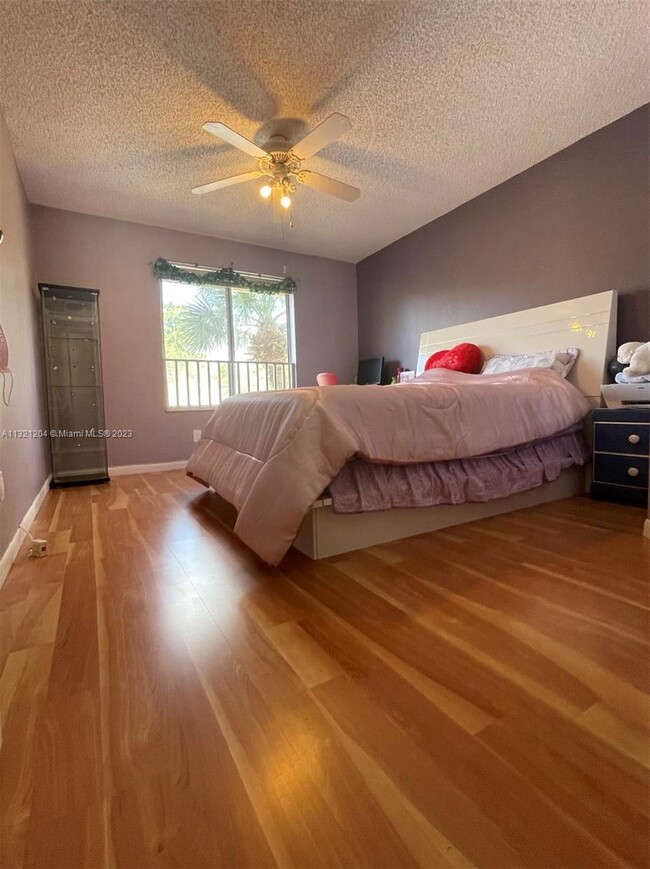 Building Photo - 915 Coral Club Dr