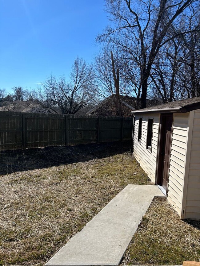 Building Photo - 400 Meadow Ln