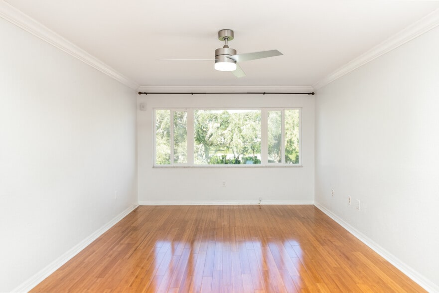 Living Room - 4550 Overlook Dr NE