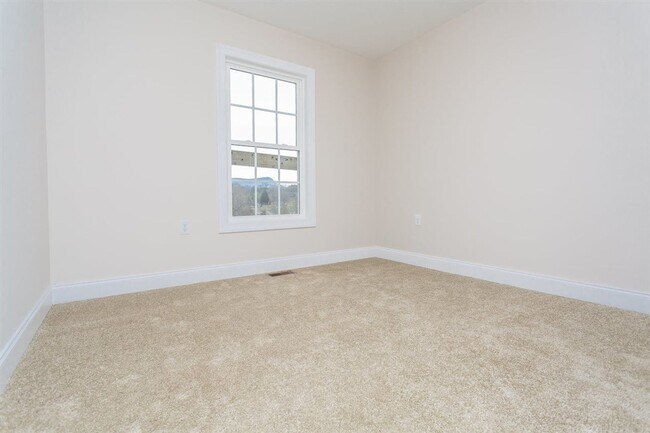 Building Photo - Spacious Luxury Townhome! Outstanding Location!