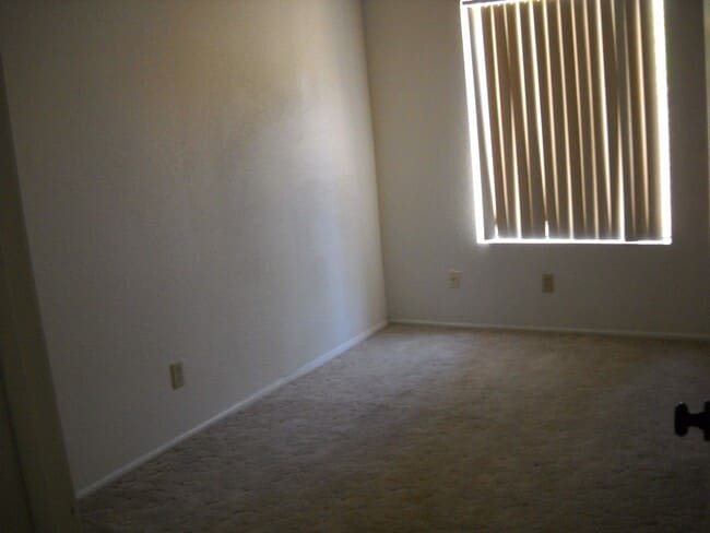 Building Photo - 2210 S Iris Dr