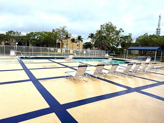 Building Photo - 450 Palm Cir W