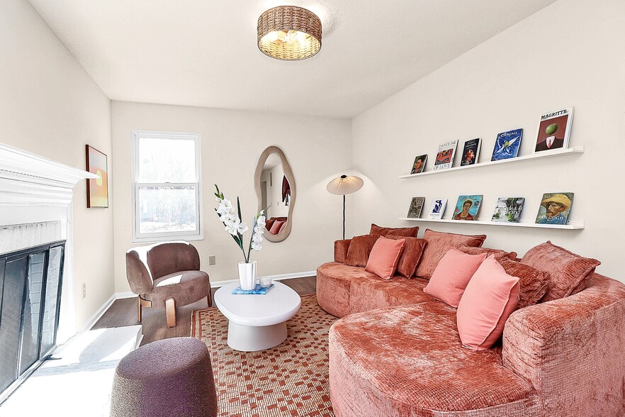 Welcoming and cozy shared areas - 7737 Batavia Ln