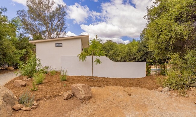 Building Photo - Ojai hideaway!