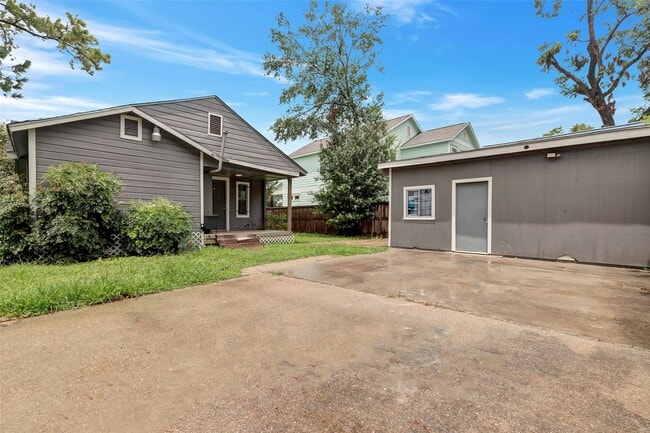 Building Photo - 1102 Northwood St