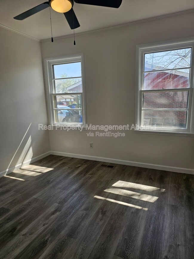 Building Photo - 1030 N Hickory Ave