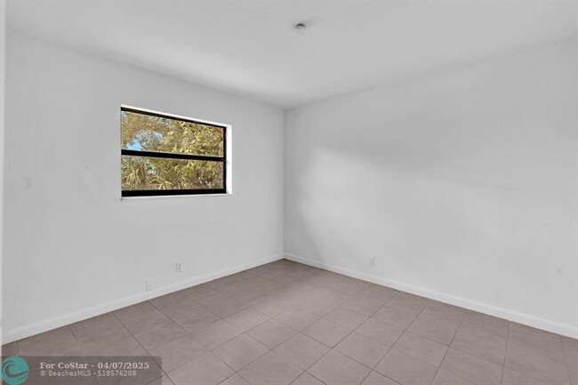Building Photo - 5748 NW 27th Ct