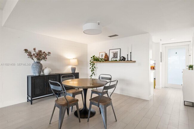 Building Photo - 429 Poinciana Island Dr