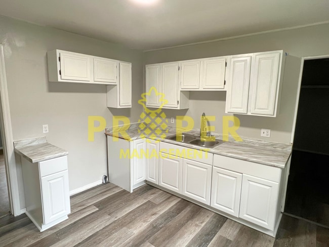 Building Photo - 3 bedrooms 1.5 bathroom