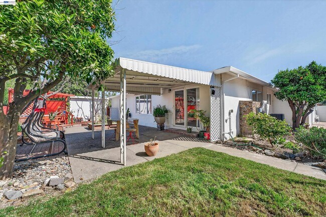 Building Photo - 1450 Kolln St