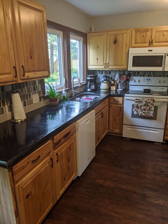 Building Photo - Amazing 4 Bedroom 2 Bathroom House with Garage!