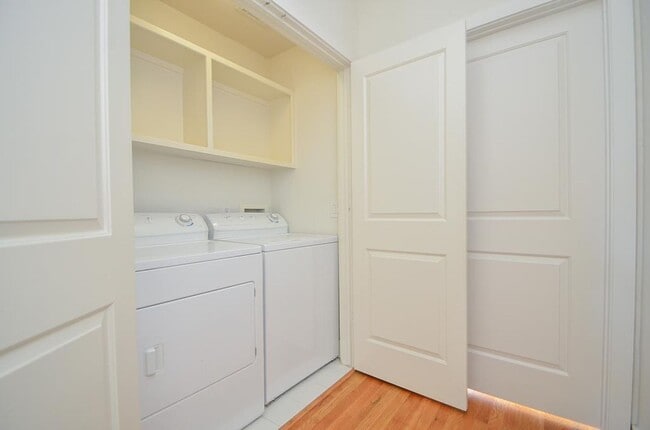 Building Photo - Stylish Corner Townhome Steps from Parks, Dining & Shopping