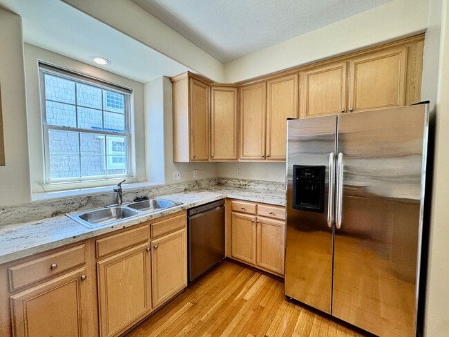 Building Photo - A Chesapeake Bay Townhome w/Garage, Available NOW! 2 Downstairs Bedrooms - Pet Friendly - 2 Balco...