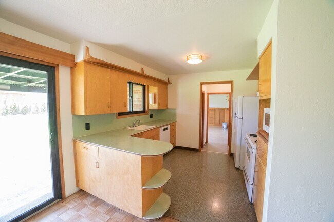 Building Photo - Large One Level Oregon City Home
