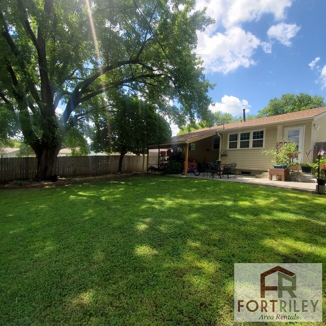 Building Photo - Spacious home for rent!