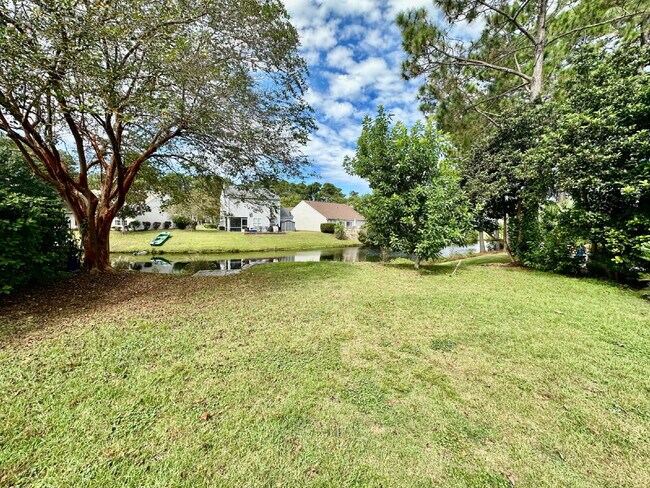 Building Photo - Bright and Airy Three Bedroom Home in Lake...