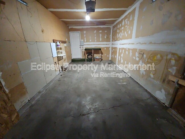 Building Photo - 208 Maple Dr