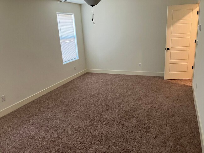 Building Photo - 5 bedroom 3 1/2 bath house in gated commun...