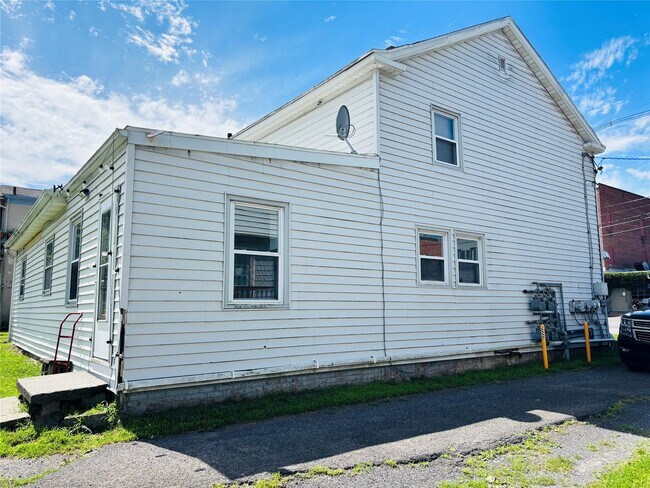 Building Photo - 22-24-24 Jane St
