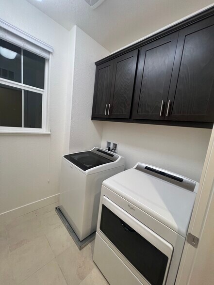 Building Photo - 857 Barney Cmn