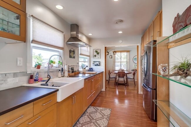 Building Photo - ***VACATION HOME AVAILABLE FROM FEBRUARY 1ST- OCTOBER 31ST*** MONTH TO MONTH