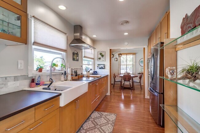 Building Photo - ***VACATION HOME AVAILABLE FROM MAY 15TH- OCTOBER 31ST*** MONTH TO MONTH