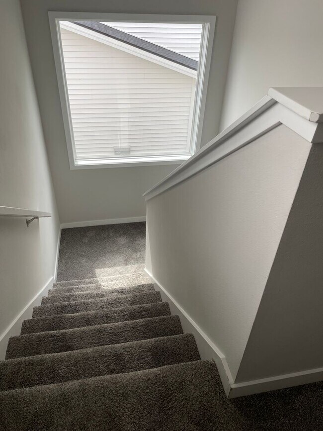 Building Photo - 3 bedroom 3 bathroom Single-Family Home in...