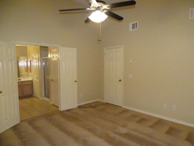 Building Photo - 5907 Deer Lake Dr