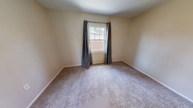 Building Photo - 2 Bedroom house for rent