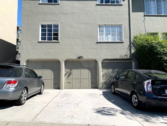 Building Photo - Charming Adams Point One Bedroom Condominium