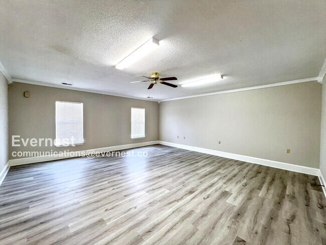 Building Photo - 3 Bed, 2 Bath Home with Fenced Yard / Pet-Friendly / Coming Soon!