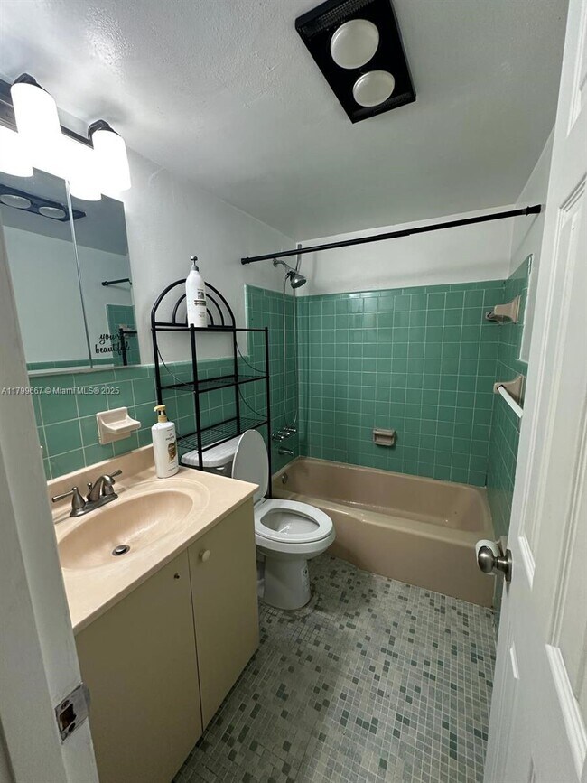 Building Photo - 2916 Funston St