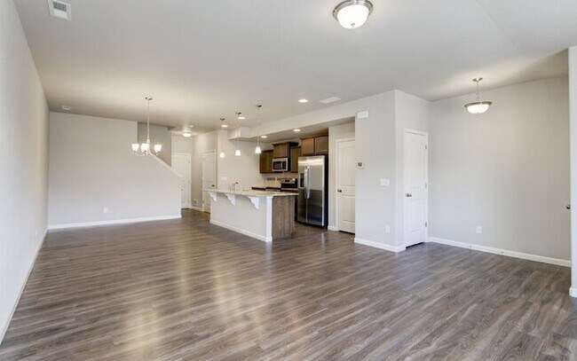 Building Photo - Newer Townhome | Mins to Base | Pool + Gym...