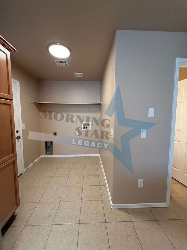 Building Photo - Like NEW! Location & Quality!