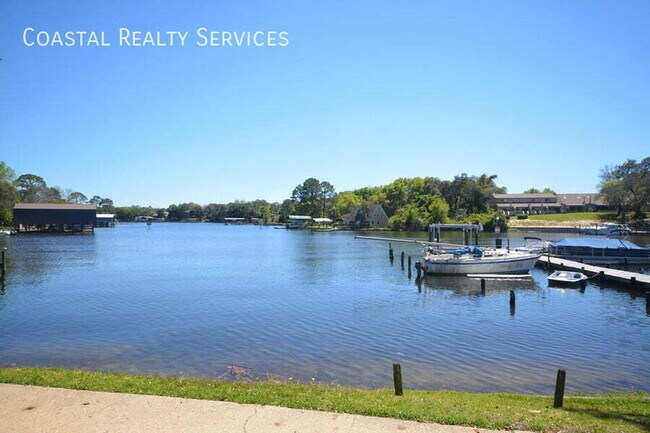 Building Photo - 210 Pelham Rd