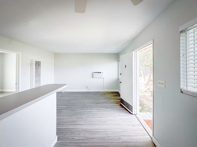 Building Photo - CUTE CONDO IN A DUPLEX W/ LARGE BACKYARD AVAILABLE FOR RENT!