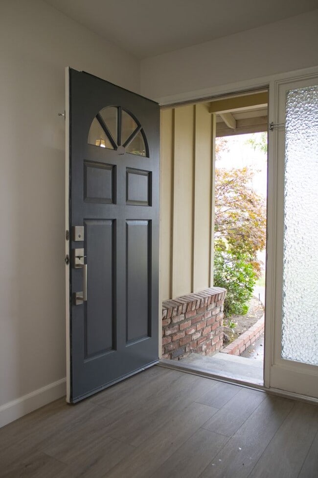 Building Photo - 3 BD 2 BA in Tahoe Park