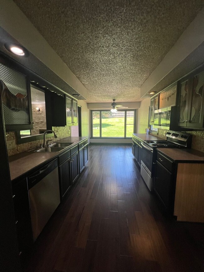 Building Photo - 4 bedroom/2 bath house