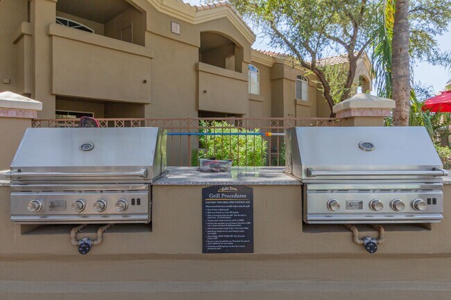 Building Photo - Beautiful 2 bedroom 2 bathroom first floor...