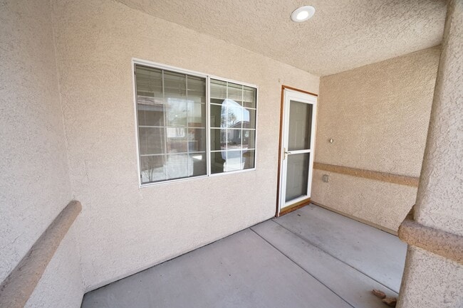 Building Photo - SHOWINGS AVAILABLE NOW