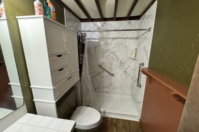 Building Photo - Central Ames Home Available Now