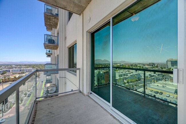 Building Photo - Modern Loft with City View