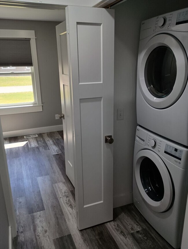 Building Photo - AVAILABLE NOW! 3 bed 2 bath Single Family home in Norton Shores!