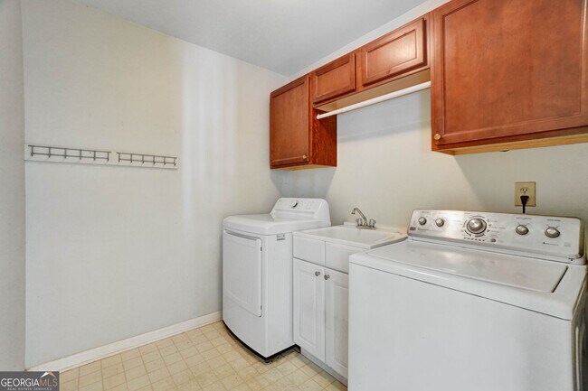 Building Photo - 295 Oakmere Rd
