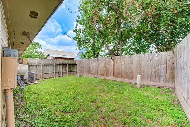 Building Photo - 5255 Beaverbrook Dr