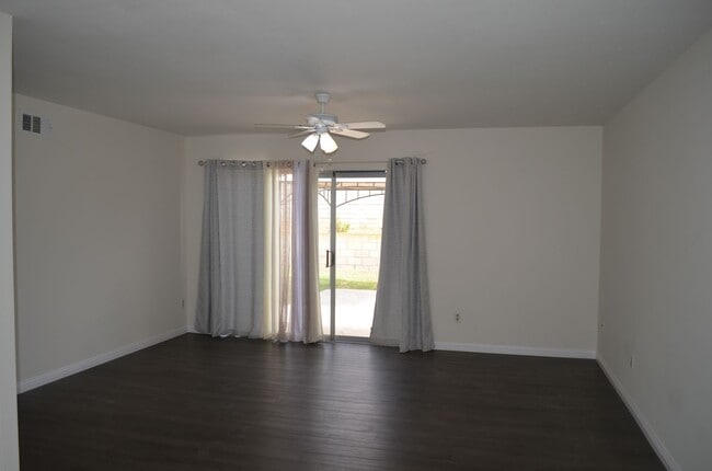 Building Photo - University City 4 Bedroom 2 Bath room Home for Rent