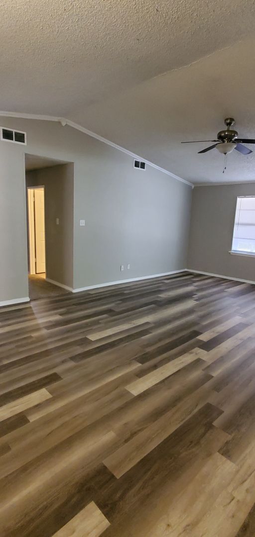 Building Photo - Spacious 3 Bedroom 2 Bath in University Park!