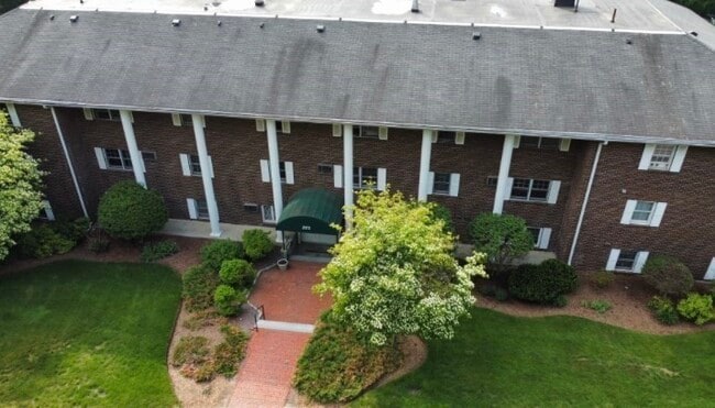 Building Photo - 205 Great Rd