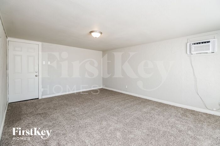 Building Photo - 930 E Weber Dr