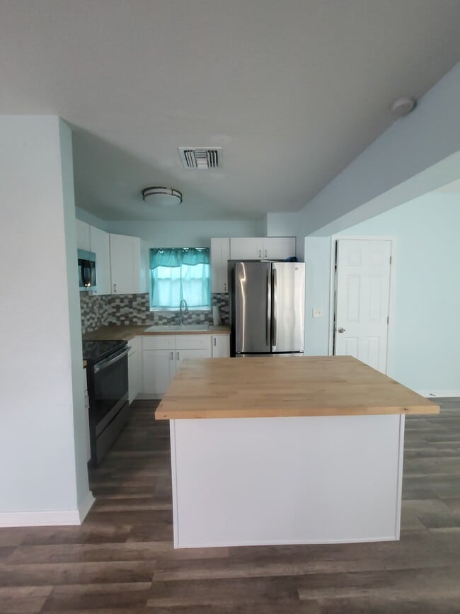 Building Photo - 513 Hollyhock Ln